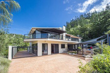 The Beach House At Arthur Bay - Hotel Accommodation 1