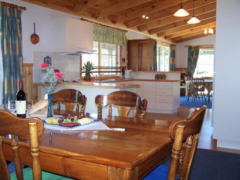Sunburst Retreat - Hotel Accommodation 1