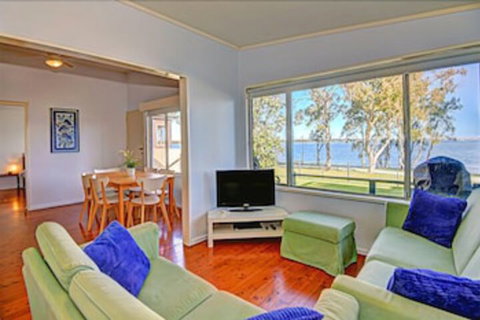 Lakes Edge Cottage - Hotel Accommodation 0