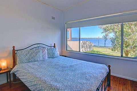 Lakes Edge Cottage - Hotel Accommodation 2
