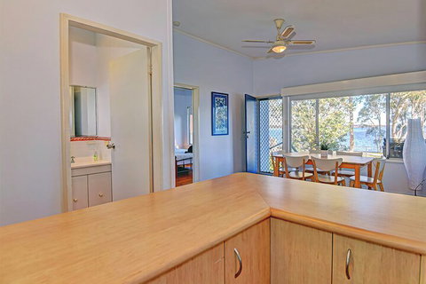 Lakes Edge Cottage - Hotel Accommodation 7