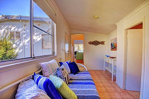 Lakes Edge Cottage - Hotel Accommodation 6