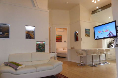 A Colourcity Apartments - Hotel Accommodation 6