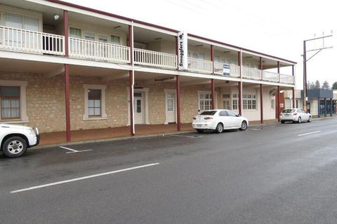 Smugglers Inn Studio Apartments - Hotel Accommodation 2