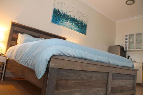 Smugglers Inn Studio Apartments - Hotel Accommodation 3