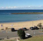 Toowoon Beach View 3br Villa 4 just steps to beach with views - Hotel Accommodation
