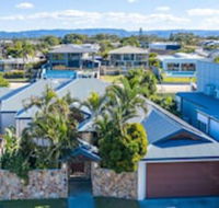 Maureen Waterfront Beach House - Hotel Accommodation