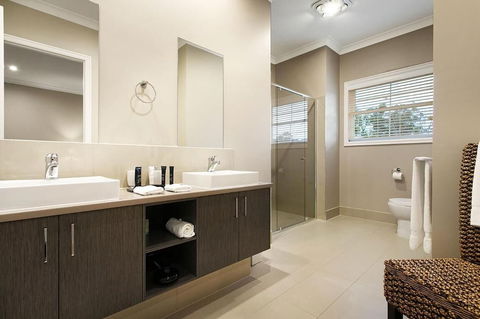 Kerami Manor - Hotel Accommodation 4
