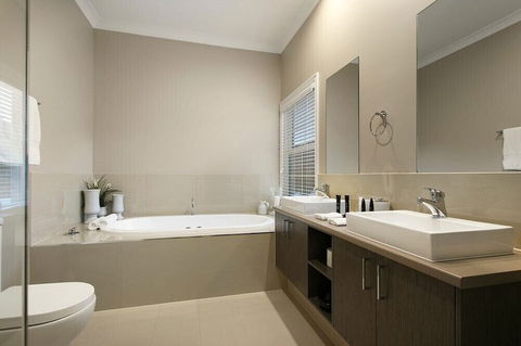 Kerami Manor - Hotel Accommodation 2