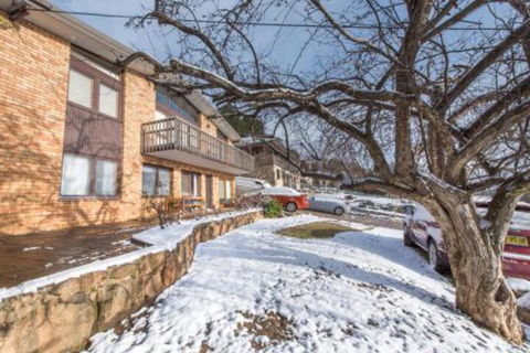 Alpine Apartment Great Location With Views Of Lake Jindabyne - Hotel Accommodation 4