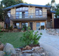 Alpine Apartment Great location with views of Lake Jindabyne - Hotel Accommodation