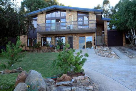 Alpine Apartment Great Location With Views Of Lake Jindabyne - Hotel Accommodation 0