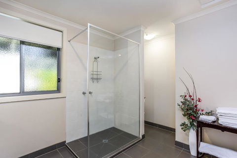 Paris On Maroondah - Hotel Accommodation 3
