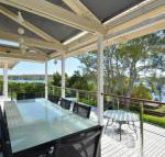Morisset Bay Waterfront Views Lake House looking over Trinity Marina - Hotel Accommodation