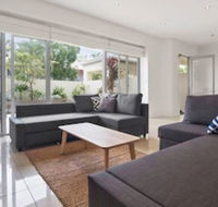 Luxury Townhouse 250m to the Beach - Hotel Accommodation