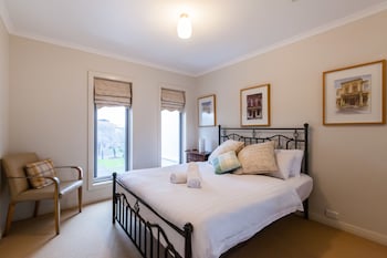 JASMINE, 2BDR Port Melbourne House - Hotel Accommodation 0