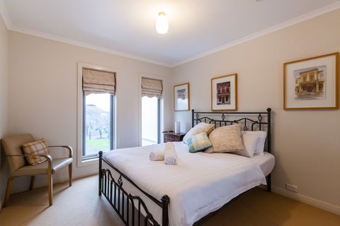 JASMINE, 2BDR Port Melbourne House - Hotel Accommodation 1