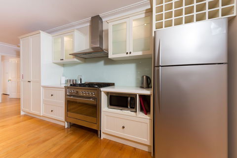 Lovely 5BR House Walk To Train And Shops - Hotel Accommodation 4