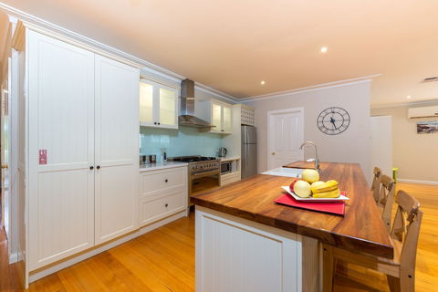 Lovely 5BR House Walk To Train And Shops - Hotel Accommodation 2