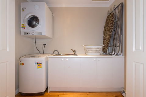 Lovely 5BR House Walk To Train And Shops - Hotel Accommodation 0