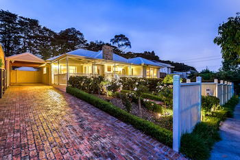 Lovely 5BR House Walk To Train And Shops - Hotel Accommodation 1