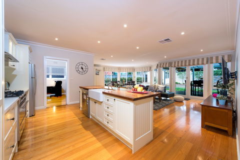 Lovely 5BR House Walk To Train And Shops - Hotel Accommodation 3