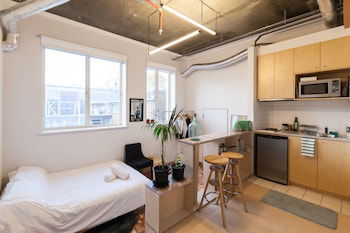 LUCINDA, Carlton Studio Apartment - Hotel Accommodation 0