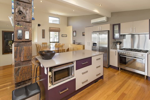 Ned Kelly's Retreat - Sophisticated Style With Modern Convenience And Magical Outlook - Hotel Accommodation 5