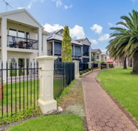 Port Adelaide Harbourside Home - Hotel Accommodation