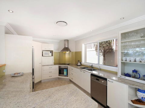 Ocean Breeze 41 Kurrawyba Avenue Terrigal - Hotel Accommodation 5