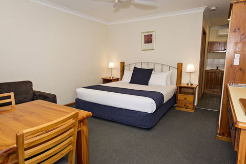 Colonial Motel And Serviced Apartments - Hotel Accommodation 1