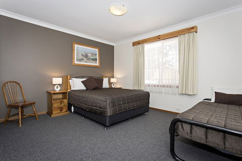 Colonial Motel And Serviced Apartments - Hotel Accommodation 2