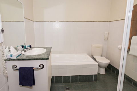 Colonial Motel And Serviced Apartments - Hotel Accommodation 3