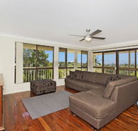 KINGSCLIFF HOLIDAY HOME on the HILL SYDS VIEW - Hotel Accommodation