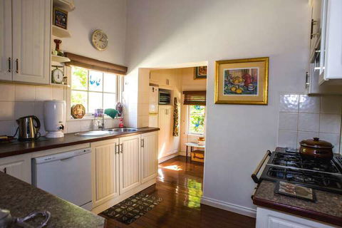 Meadow Cottage Guildford - Hotel Accommodation 3