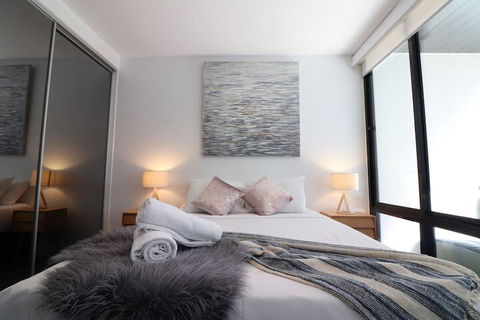 Queen Of Northcote Views Rejuvenate Stays - Hotel Accommodation 1