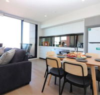 Queen of Northcote Views Rejuvenate Stays - Hotel Accommodation