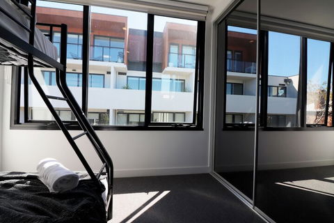 Queen Of Northcote Views Rejuvenate Stays - Hotel Accommodation 6