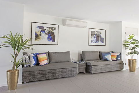 Direct Hotels - North Shore Kawana - Hotel Accommodation 2