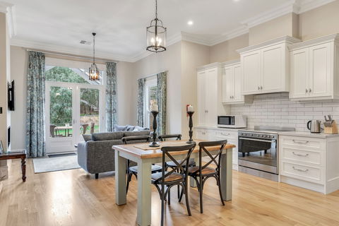 Grandview Accommodation - The Elm Tree Apartments - Hotel Accommodation 4