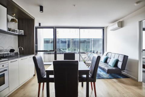 Sleek Arthouse Apartment With Pool Close To City - Hotel Accommodation 0