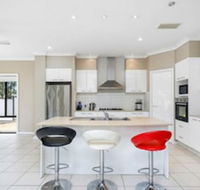 Central Gold Coast Large Modern Elevated Home - Hotel Accommodation