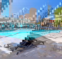 Sealuxe - Central Surfer Paradise Seaview Deluxe Spa Apartment - Hotel Accommodation