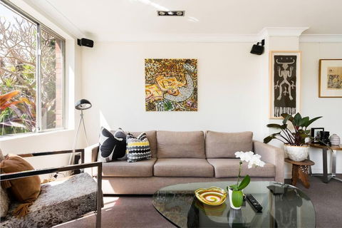 Waterfront Apartment Brimming With Inspirational Artwork - Hotel Accommodation 6