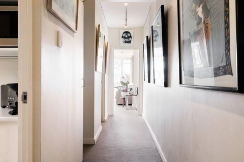 Waterfront Apartment Brimming With Inspirational Artwork - Hotel Accommodation 2