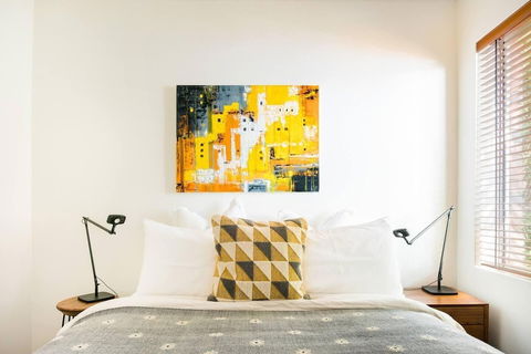 Waterfront Apartment Brimming With Inspirational Artwork - Hotel Accommodation 3