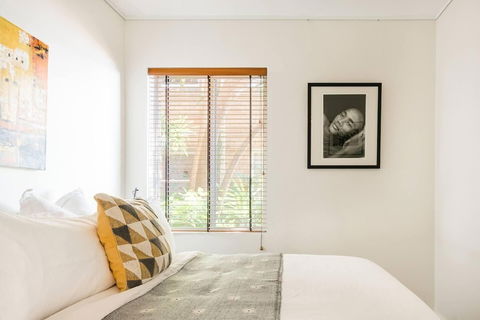 Waterfront Apartment Brimming With Inspirational Artwork - Hotel Accommodation 4