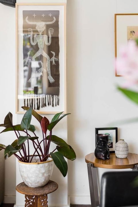 Waterfront Apartment Brimming With Inspirational Artwork - Hotel Accommodation 5