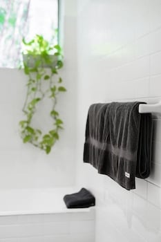 Waterfront Apartment Brimming With Inspirational Artwork - Hotel Accommodation 0