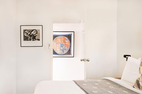 Waterfront Apartment Brimming With Inspirational Artwork - Hotel Accommodation 1
